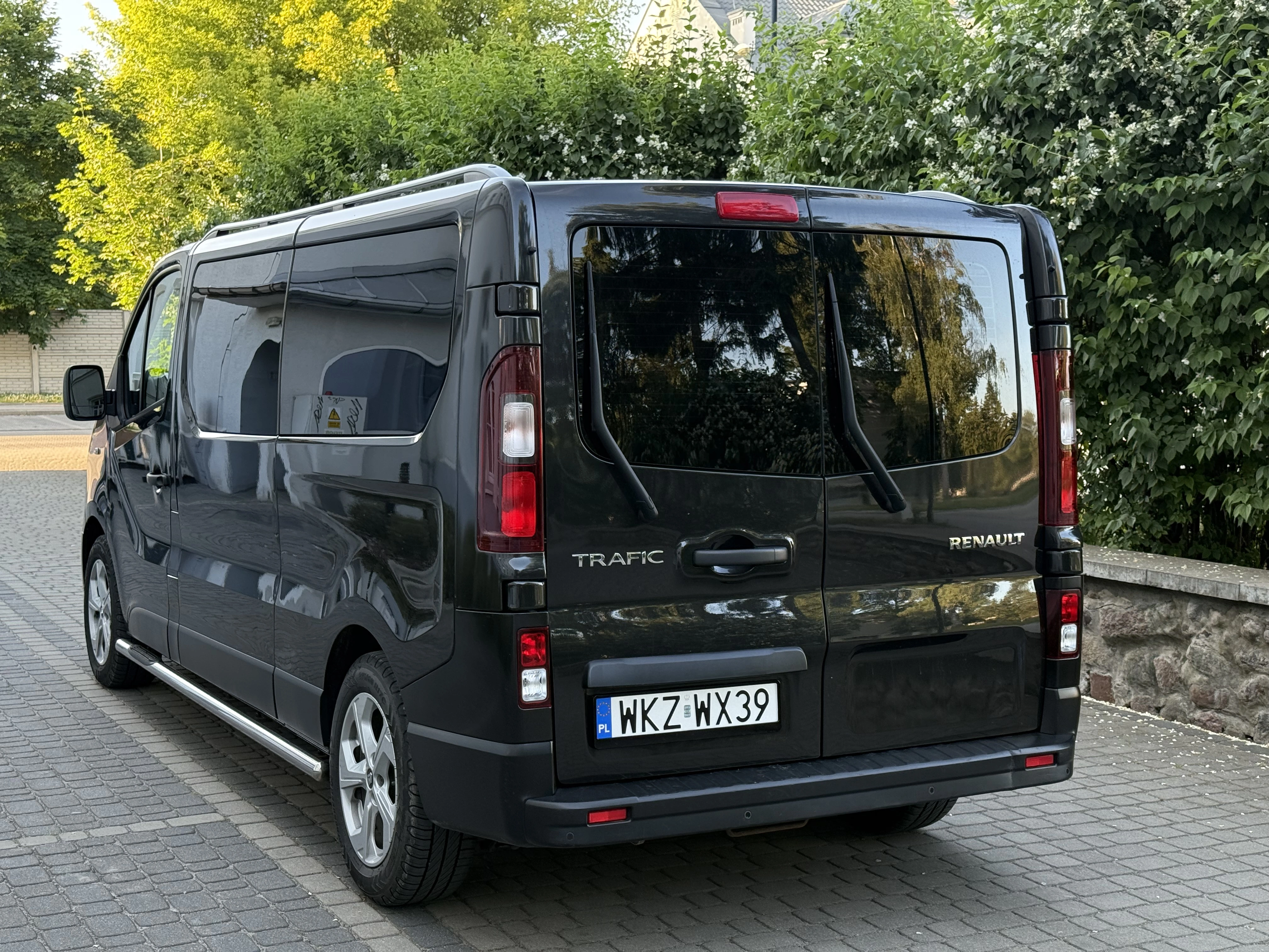 Renault Trafic - wnętrze autobusu tył