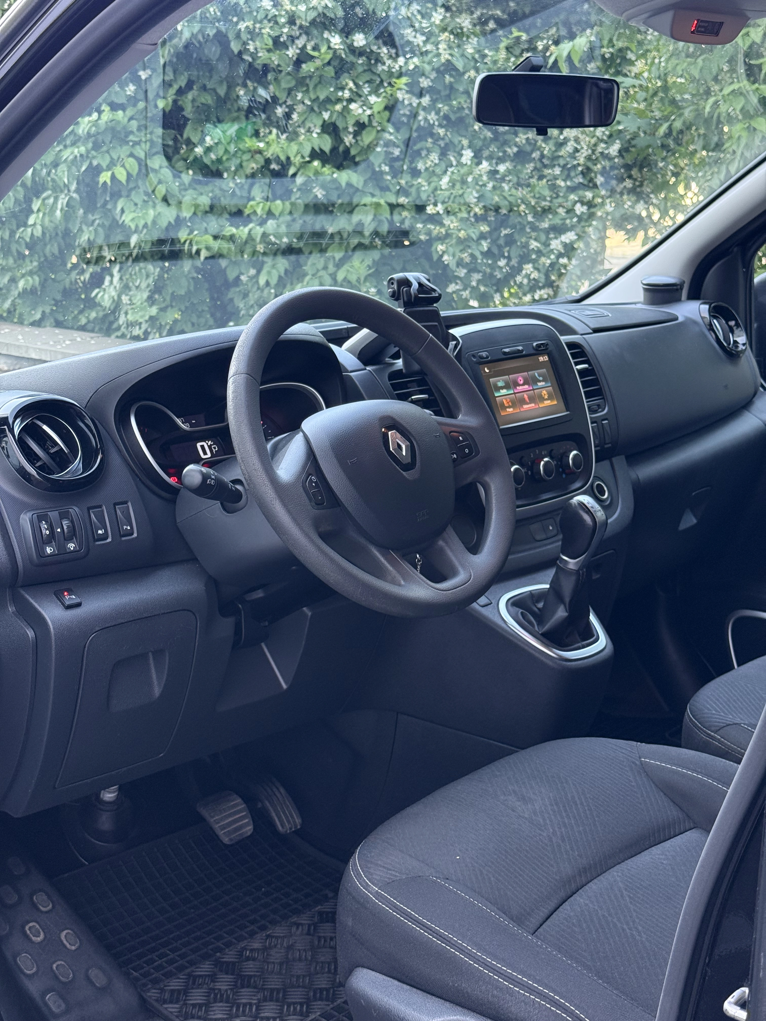 Renault Trafic - widok z wnętrza