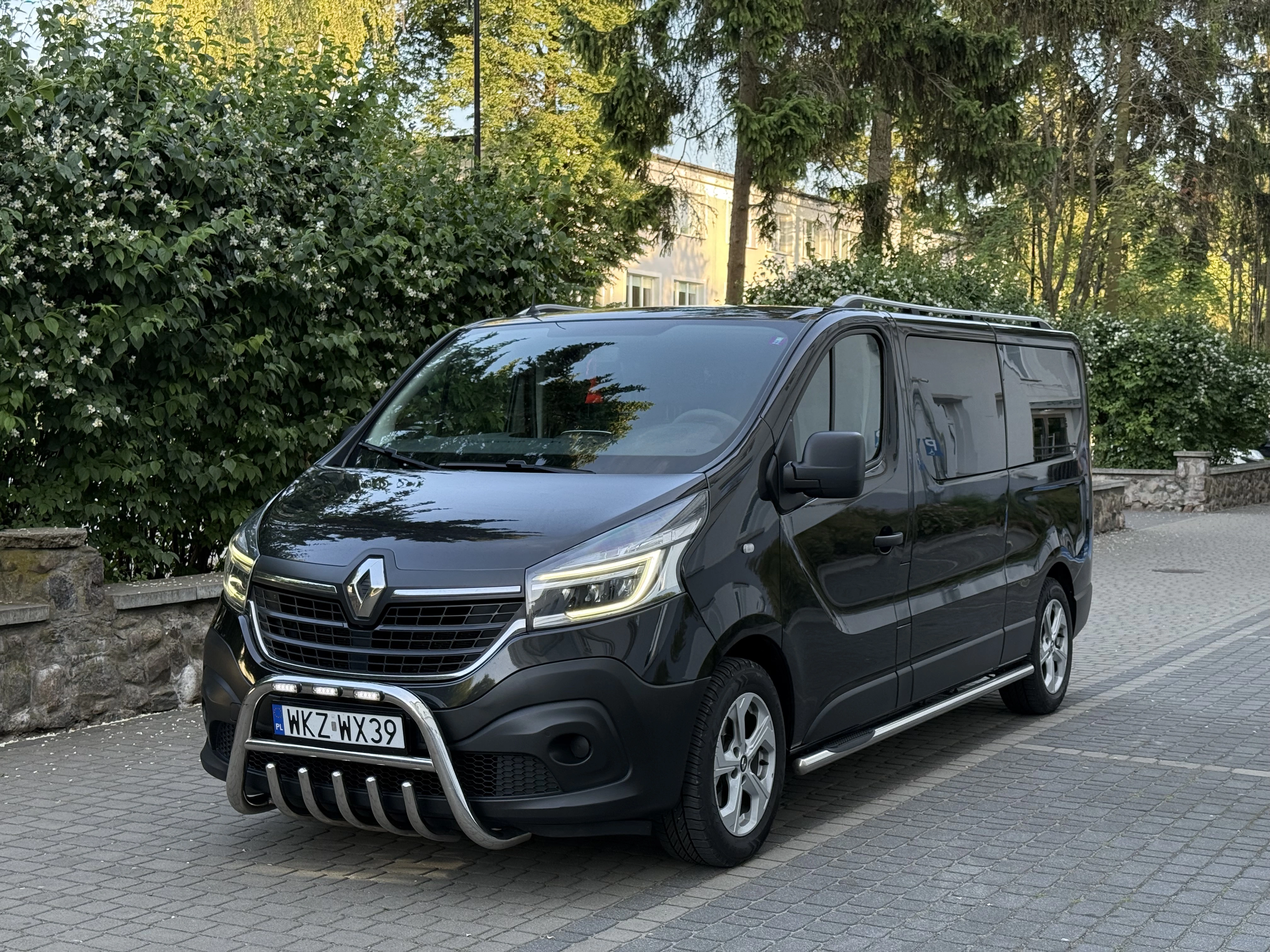 Renault Trafic - widok z boku front